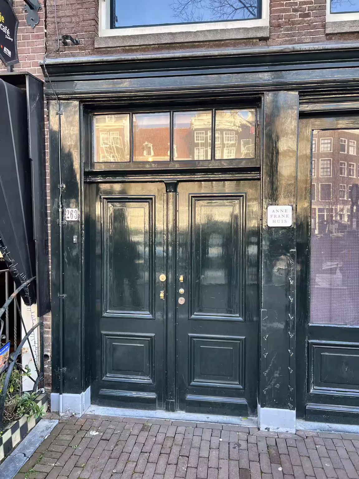 Zwarte deuren van het Anne Frank Huis in Amsterdam