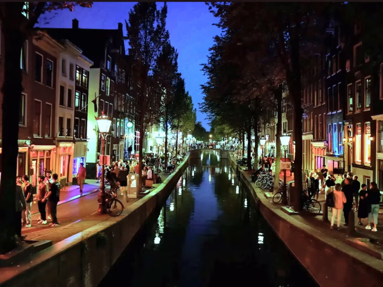 What can you see in De Wallen Amsterdam today?
