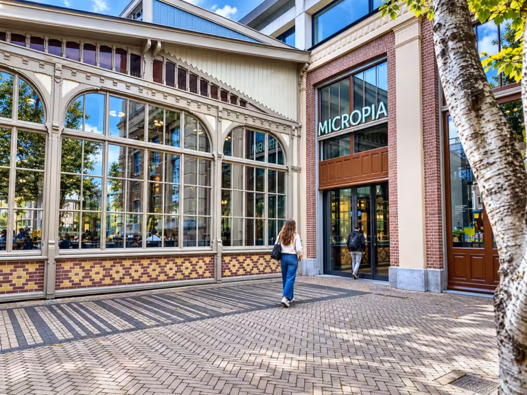 Micropia-Eingangsgebäude mit Besuchern