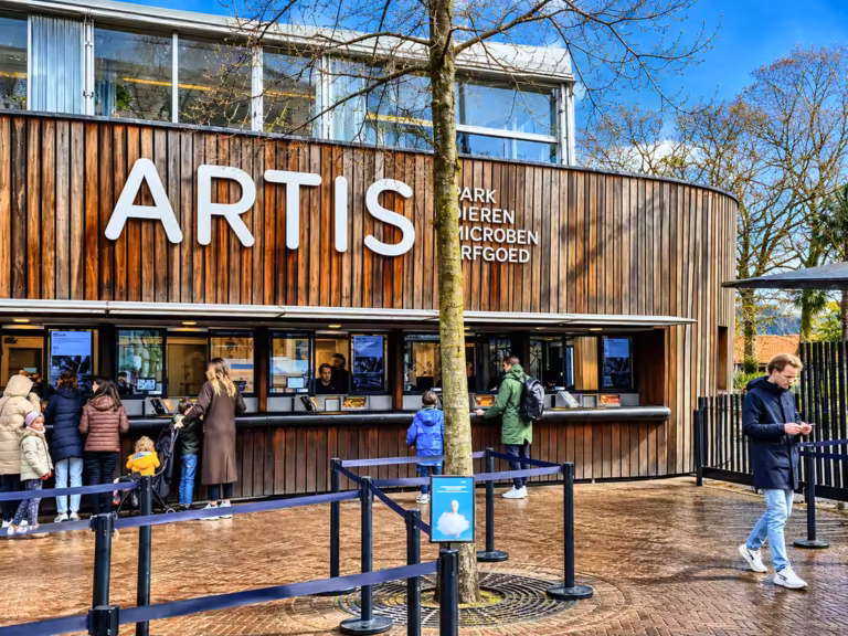 Besucher am ARTIS-Ticketschalter