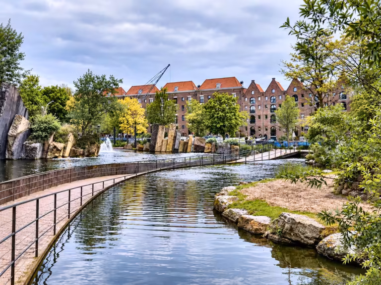 Wasserlauf und Wege zwischen Bäumen und Gebäuden